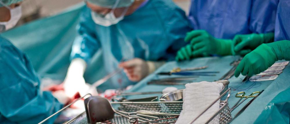 Chirurgische Instrumente liegen im Kreißsaal der Frauenklinik in Erlangen (Bayern) während einer Kaiserschnittentbindung auf einem Tisch.