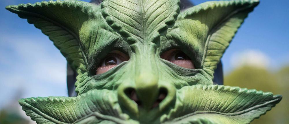 Ein Mann trägt zum Welt-Kiffer-Tag "420" eine Maske, die ein Marihuana-Blatt darstellen soll.