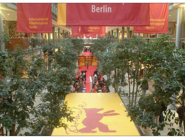 In den Arkaden findet traditionell auch eine Kartenvorverkauf für die Berlinale statt. Das Foto stammt aus dem Jahr 2005. Auch in diesem Jahr sollen hier Karten verkauft werden.