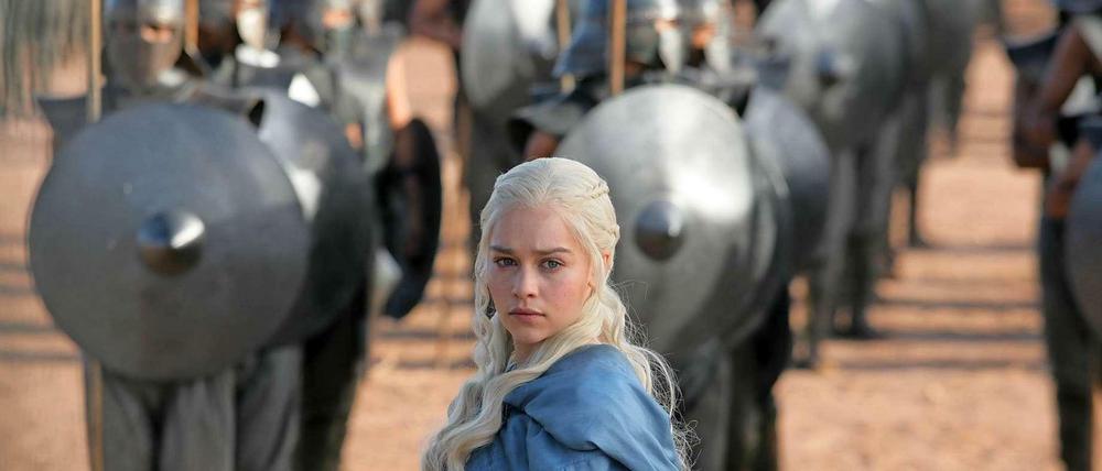 Eine wie keine. Khaleesi Daenerys Targaryen aus "Game of Thrones" und ihr Fußvolk.
