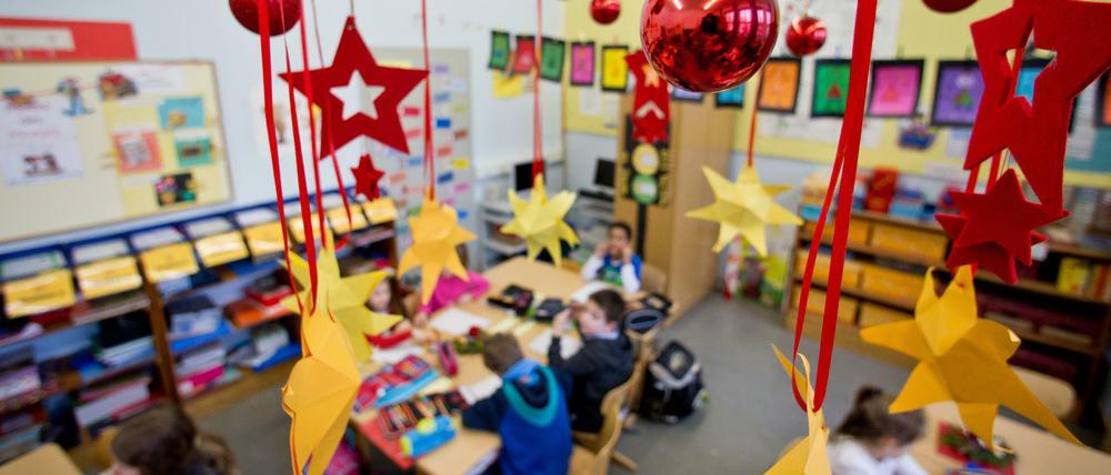 Ein Weihnachts-Mobile hängt in einer Grundschul-Klasse. Für Berliner Kinder gehen die Schulferien in diesem Jahr erst am 24.Dezember los.