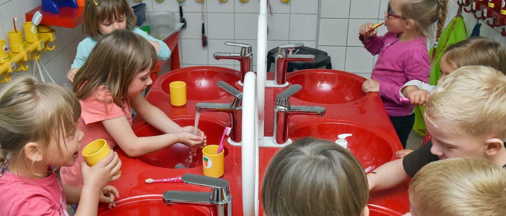 Viel los: Kinder beim Zähneputzen in der Kita. (Symbolbild)