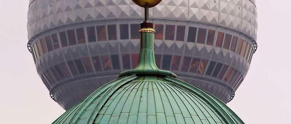Eine der Kuppeln des Berliner Doms vor der Kugel des Fernsehturms. 