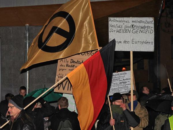 Bei dieser Demonstration des fremdenfeindlichen Pegida-Ablegers Bramm Ende Januar 2015 in Brandenburg/Havel fiel der Beamte auf.