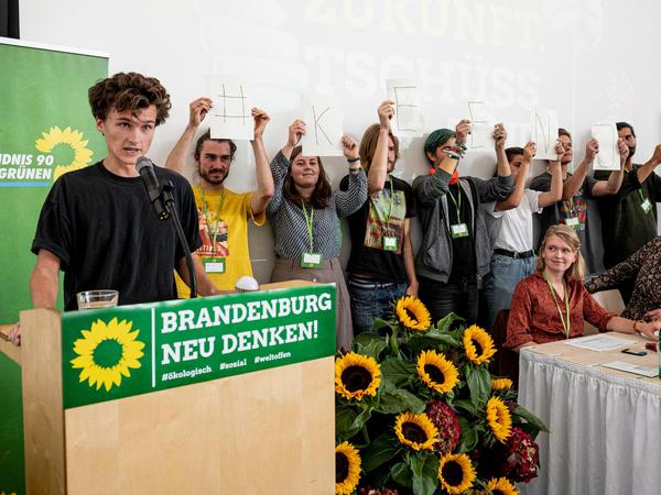 Robert Funke (l, Bündnis 90/Die Grünen), Sprecher der Grünen Jugend Brandenburg, spricht auf dem kleinen Parteitag der Grünen.