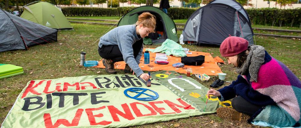Klimacamp der Klimaaktivistengruppe Extinction Rebellion neben der Wiese von Reichstag und Kanzleramt in Berlin.