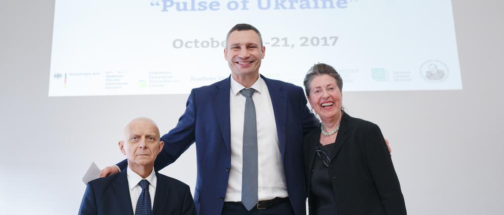 Groß im sozialen Geschäft. Gründungsrektor Marek Belka, Kiews Bürgermeister Vitali Klitschko und Barbara Monheim.