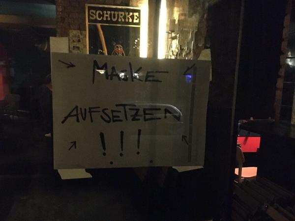 Ohne Maske kein Einlass. Der "Schurke" in Kreuzberg hält sich an die neuen Regeln.
