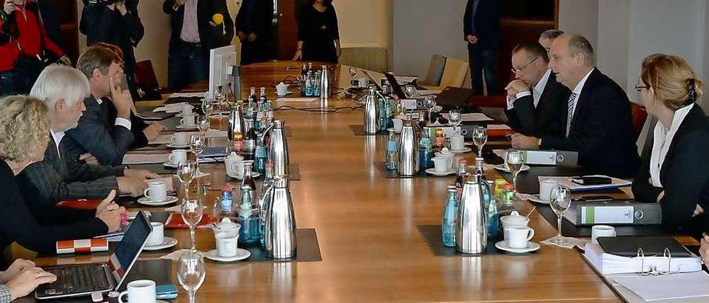 Hier sind sie noch bei den Koalitionsverhandlungen: Vertreter von Brandenburgs SPD und Linkspartei am 2. Oktober 2014 in Potsdam.