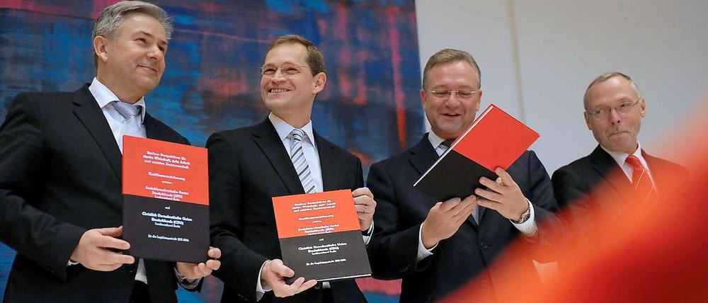 Rot und Schwarz und gut gelaunt: Berliner Spitzenpolitiker von SPD und CDU präsentieren ihren Rahmenvertrag für die Legislaturperiode.