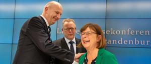 Es kann losgehen in Brandenburg – da freuen sich Dietmar Woidke (l, SPD) Ursula Nonnemacher (Bündnis 90/Die Grünen) und Michael Stübgen (CDU).