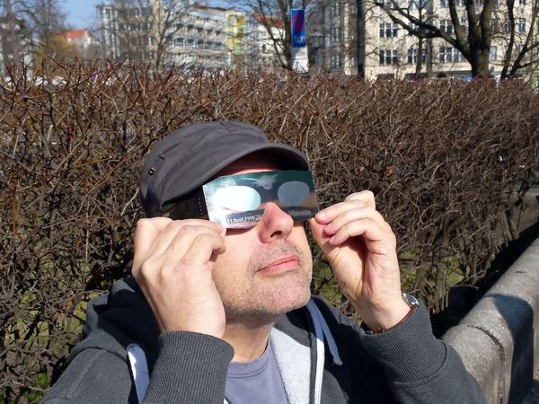 Ole Köhl hat seine Brille von der Sonnenfinsternis 1999 in Charlottenburg dabei. Damals war er in Südfrankreich, daher die französische Datumsanzeige auf der Brille.
