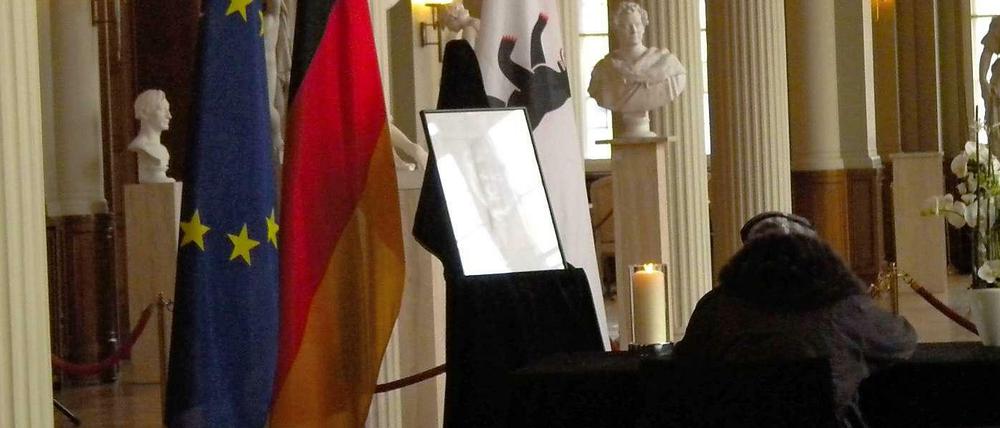 Besucher konnten sich im Roten Rathaus zu Ehren Weizsäckers ins Kondolenzbuch eintragen.