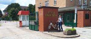 Glücklich wiedervereint. Die Wilmersdorferin Susanne holte sich ihr gestohlenes Fahrrad aus einem Lager der Grenzpolizei im polnischen Stettin ab.