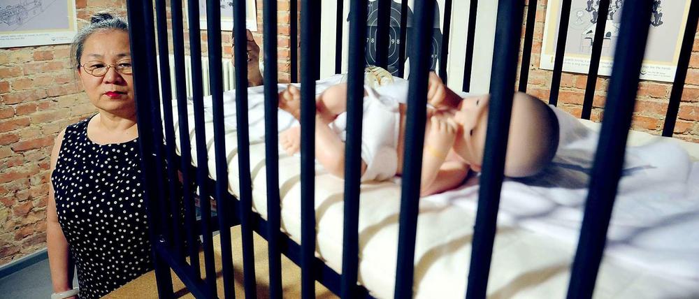 Sippenhaft: Das Exponat, neben dem die Künstlerin Sooki Koeppel zu sehen ist, repräsentiert das vergitterte Babybett, in dem der heutige Menschenrechtsaktivist Shin Dong-hyuk einst als Kind lag. Er war im Straflager zur Welt gekommen, erst zwanzig Jahre später gelang ihm die Flucht.