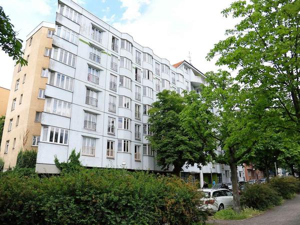Leben im Grünen. Das Seniorenwohnhaus in Berlin-Moabit entstand im Rahmen des Sozialen Wohnungsbaus.
