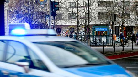 Ein Polizeiwagen fährt beim U-Bahnhof Kottbusser Tor in Kreuzberg vorbei. (Symbolbild)