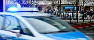 Ein Polizeiwagen fährt beim U-Bahnhof Kottbusser Tor in Kreuzberg vorbei. (Archivbild)