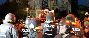 Nur zu Beginn blieb die Demonstration in Friedrichshain friedlich. 