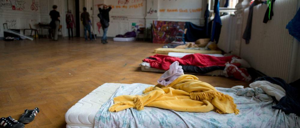 Die von Flüchtlingen besetzte Gerhart-Hauptmann-Schule in Berlin-Kreuzberg vor zwei Jahren. Will der Senat solche Bilder verhindern, muss er schnell Unterkünfte bauen.