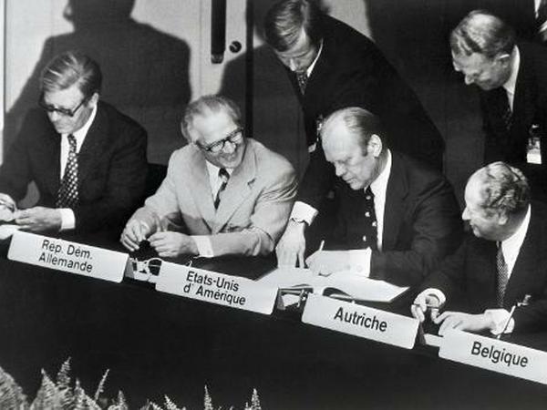 Unterzeichnung der KSZE-Schlussakte 1975: Bundeskanzler Helmut Schmidt, der Staatsratsvorsitzende der DDR, Erich Honecker, US-Präsident Gerald Ford und der österreichische Bundeskanzler Bruno Kreisky. 