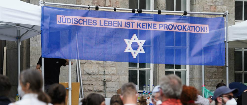 Ein Transparent mit der Aufschrift "Jüdisches Leben ist keine Provokation!" zeigt das Motto einer Kundgebung gegen Antisemitismus in Berlin-Neukölln am Sonntag.