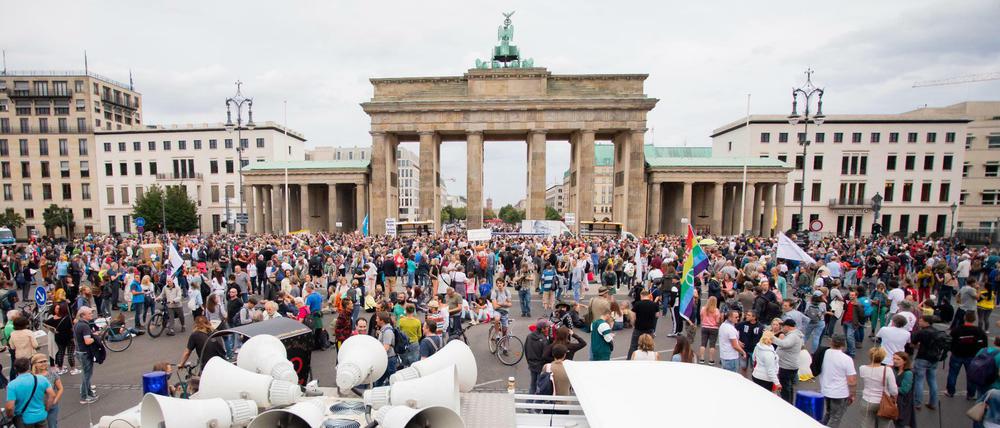 Kritiker der Corona-Politik wollen an Silvester vor dem Brandenburger Tor demonstrieren. Aufgrund der neuen Regeln im harten Lockdown könnte das verboten werden.