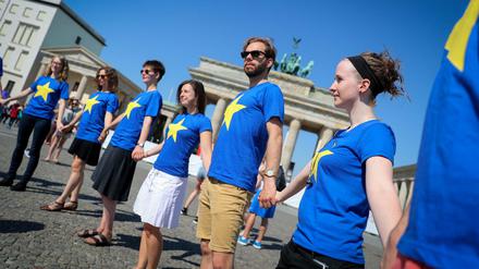 Die Partei-Jugendorganisationen Jusos und Grüne Jugend demonstrieren am Brandenburger Tor unter dem Motto "Europa hat Zukunft".