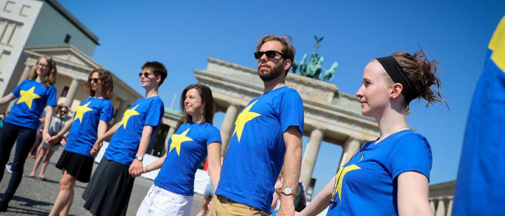 Die Partei-Jugendorganisationen Jusos und Grüne Jugend demonstrieren am Brandenburger Tor unter dem Motto "Europa hat Zukunft".