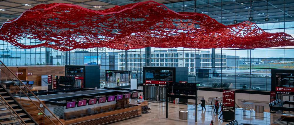 Objektkunst der US-Künstlerin Pae White schwebt über der Haupthalle im Terminal 1 des Flughafens Berlin Brandenburg Willy Brandt.