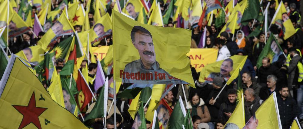  Diese Fahnen (auf einer Demonstration in Frankreich) würden in Deutschland wegen Werbung für die verbotene PKK beschlagnahmt.