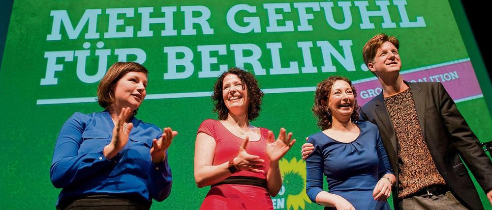 Mit Gefühl. Das grüne Spitzenteam für die Abgeordnetenhauswahl: Antje Kapek (l.) und Ramona Pop (2.v.r) und die Landesvorsitzenden Bettina Jarasch (2.v.l) und Daniel Wesener. 