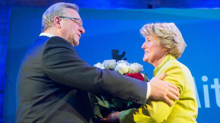 Der ehemalige CDU-Landesvorsitzende Frank Henkel gratuliert seiner Nachfolgerin, Kulturstaatsekretärin Monika Grütters, zur Wahl.