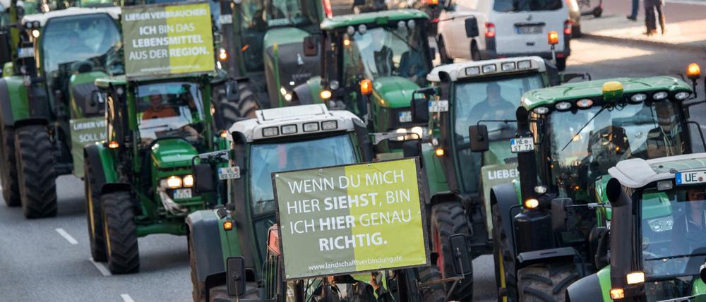 Landwirte fahren während einer Sternfahrt mit Treckern durch die Hamburger Innenstadt. So dürfte es am Dienstag dann auch in Berlin aussehen.