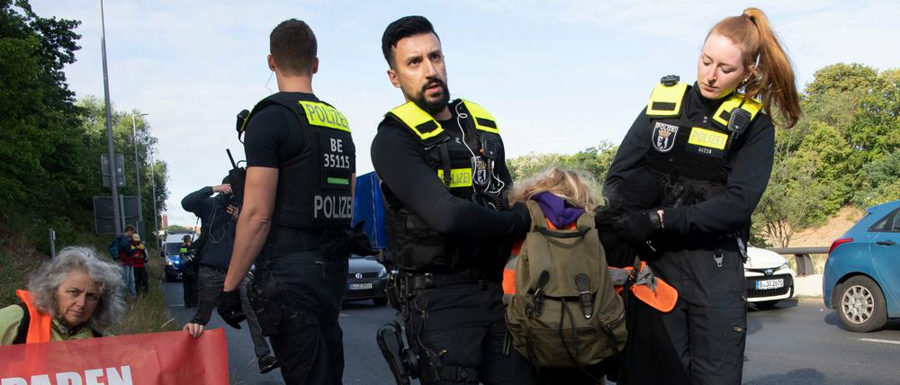 Die Gruppe "Letzte Generation" hat am Freitag eine Ausfahrt in Schöneberg blockiert. Die Polizei trug Demonstranten von der Fahrbahn.