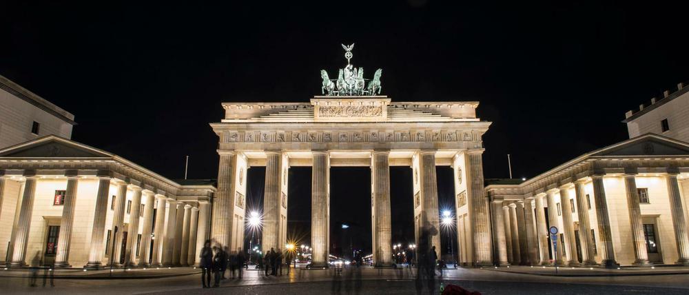 Noch beleuchtet: Das Brandenburger Tor kurz vor Beginn der internationalen Aktion "Earth Hour" 2017.