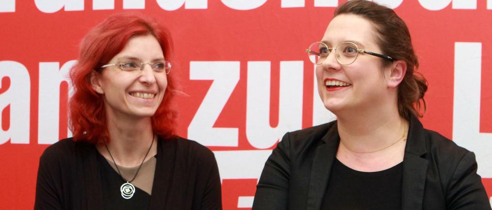 Diana Golze, Brandenburgs Sozialministerin, (l) und Anja Mayer, Landesgeschäftsführerin der Linken.