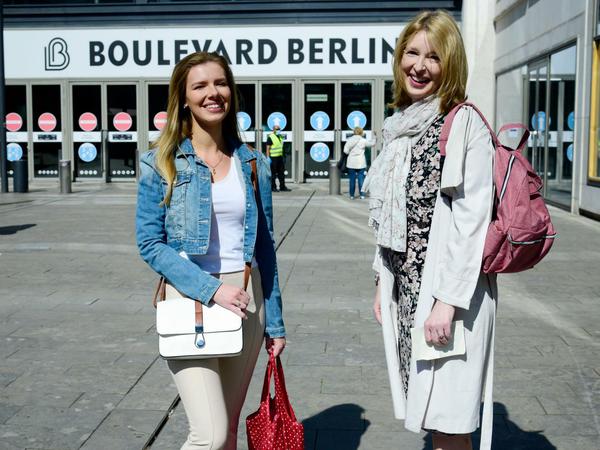 Auf Shoppingtour am "Boulevard": Miriam und ihre Tochter Silvia Schulz.