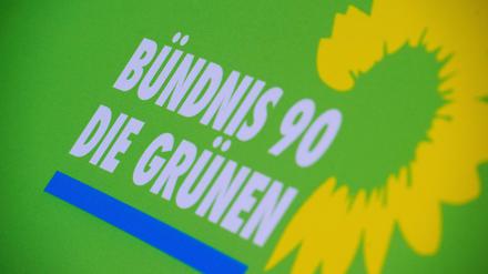 Das Logo von Bündnis 90/Die Grünen steht auf einem Aufsteller der Partei. 