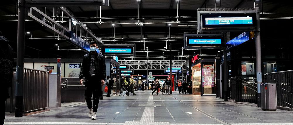 Am S-Bahnhof Ostkreuz ist am Wochenende die Bundespolizei auf der Suche nach "gefährlichen Gegenständen" unterwegs.
