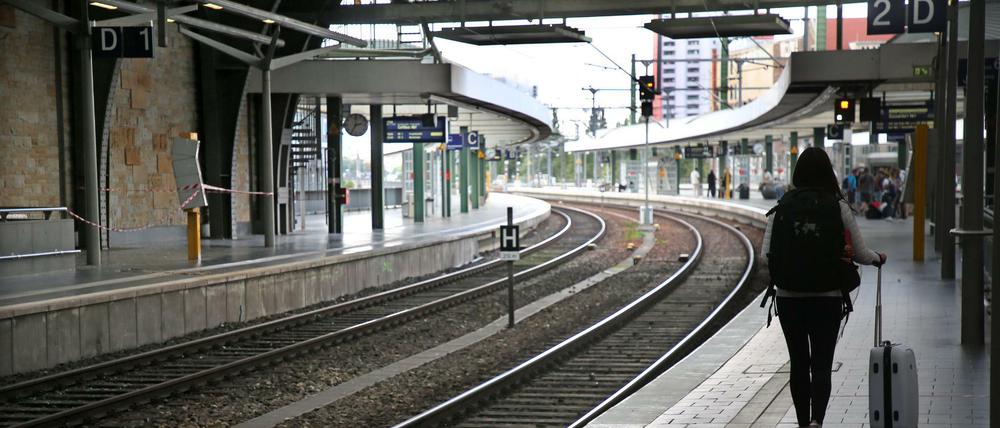 Eine Frau geht am Ostbahnhof über den fast menschenleeren Bahnsteig. Die Lokführergewerkschaft GDL hat ihre Mitglieder zum Streik aufgerufen.