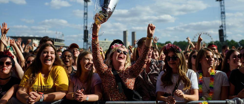 Besucher jubeln beim zweitägigen Musikfestival Lollapalooza 2018 auf dem Gelände des Olympiaparks der Band Years &amp; Years auf der Bühne zu.