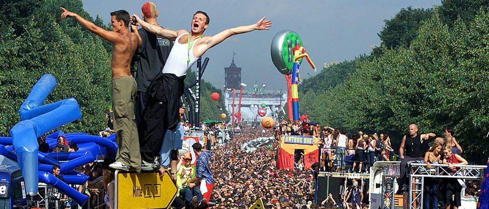 Ausnahmezustand. Ende der 90er Jahre feierten mehr als 1,5 Millionen Menschen auf der Straße des 17. Juni. 2006 fand die letzte Loveparade in Berlin statt. 