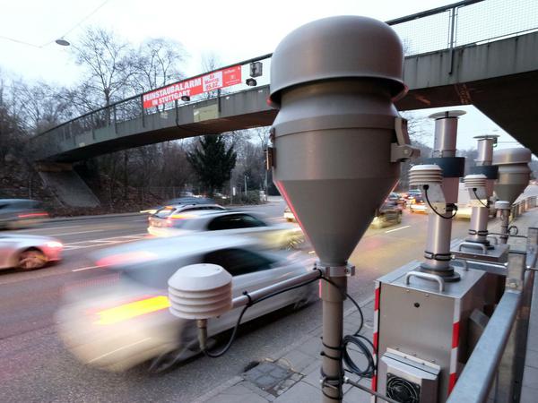 An vielbefahrenen Straßen, wie hier in Stuttgart, stehen offizielle Messstationen.