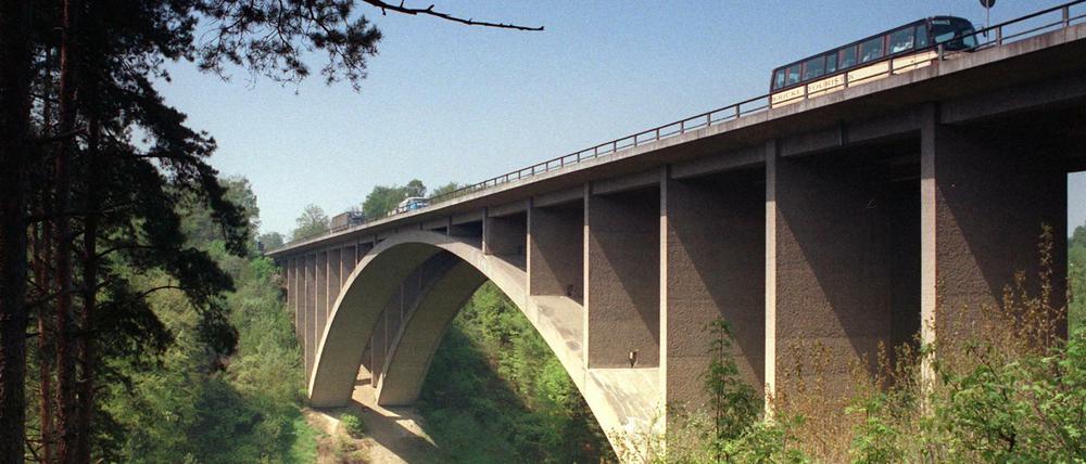 Der Täter hatte das Kind die Teufelstalbrücke heruntergeworfen. Sie steht unweit des Hermsdorfer Kreuzes in Thüringen an der Autobahn A4.