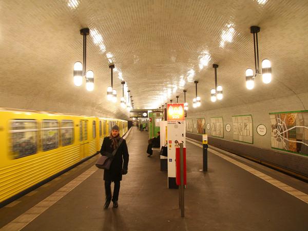 Geschichtslinie. Der Bahnhof Märkisches Museum (Baujahr 1913) ist denkmalgerecht saniert worden - inklusive der eleganten, cremefarbenen Decke. Und natürlich der Pillenlampen.