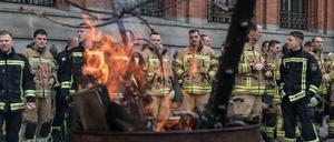 Die Probleme in der Behörde waren so gewaltig, dass sich Feuerwehrleute zu Protesten trafen. Sie zündeten Feuer in Tonnen an, um ihren Unmut über Mehrarbeit und zu geringe Bezahlung auszudrücken. Dieser Konflikt wurde vorerst befriedet.
