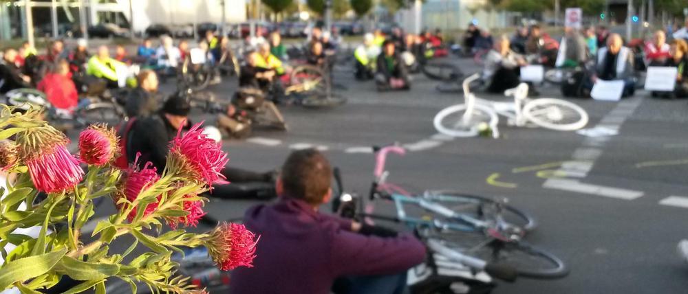 Mahnwache. Mit Aktionen wie diesen wird in Berlin immer wieder an getötete Radfahrer erinnert. 