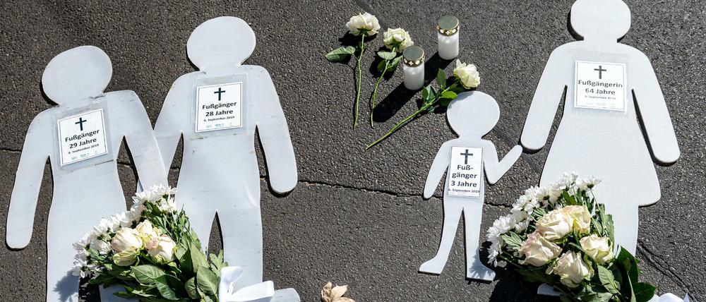 Figuren, die die Opfer darstellen, liegen bei der Mahnwache anlässlich des SUV-Unfalls in der Invalidenstraße am Boden.