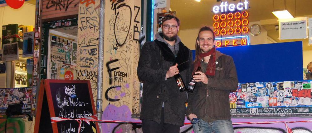 Markus Krönert (links) und Maxim Wermke von der J-Meingut AG präsentieren ihr alternatives Bier "Jesöff" vor einem Späkauf in der Sonntagstraße in Berlin-Friedrichshain.Jesöff
